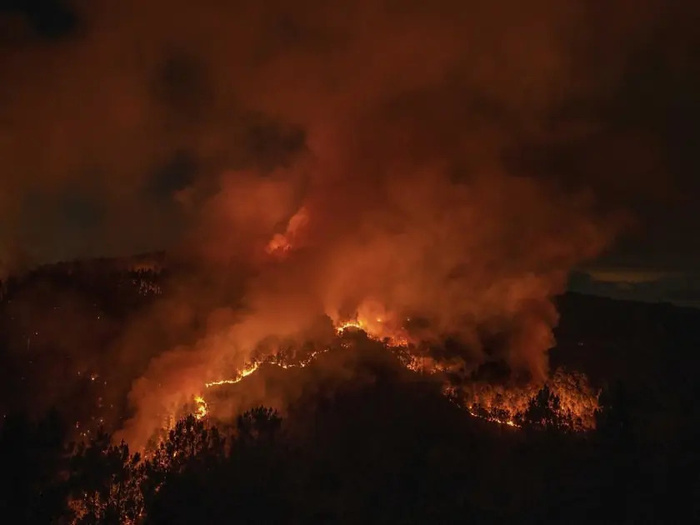 ​Deux morts dans un premier incendie d'été en Espagne
