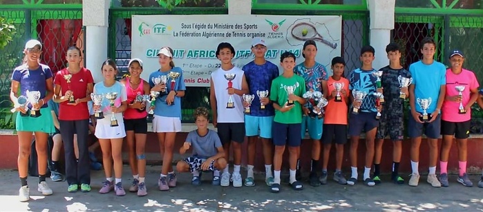 Vainqueurs et finalistes arborant leur belle moisson. Vainqueurs et finalistes arborant leur belle moisson.