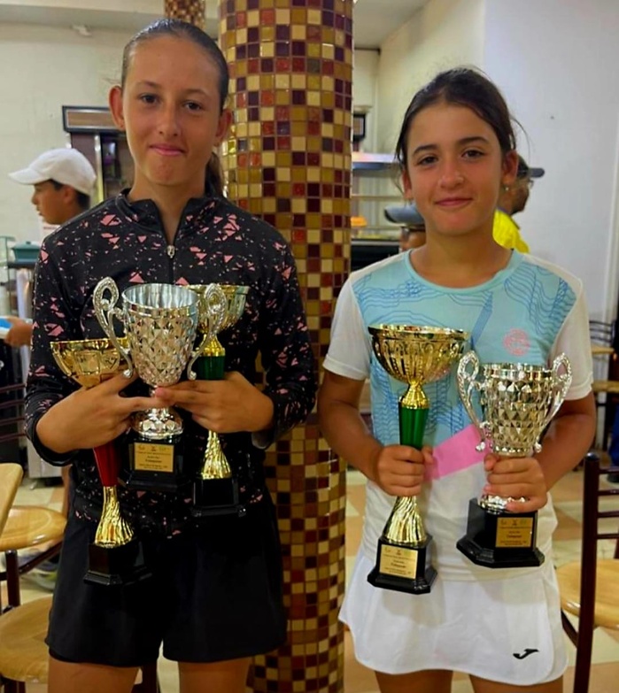 A droite, Dina Jaoid avec ses deux titres. A droite, Dina Jaoid avec ses deux titres.