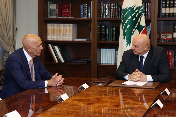 L'émissaire américain, Tom Barrack, en entretien avec le président Joseph Aoun. L'émissaire américain, Tom Barrack, en entretien avec le président Joseph Aoun.