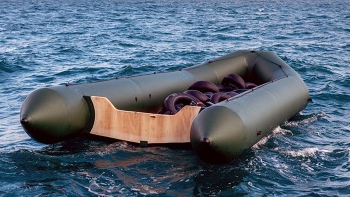 Des gendarmes percent une embarcation de migrants à Calais Des gendarmes percent une embarcation de migrants à Calais