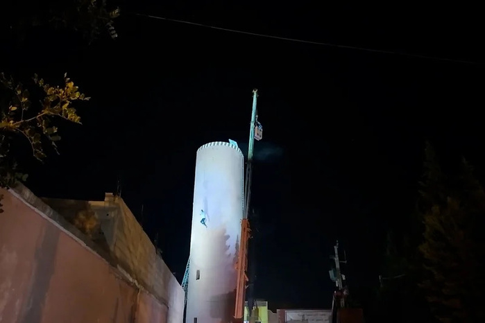 Beni Mellal: Un sit-in d'un individu perché sur un château d’eau tourne au drame, un pompier grièvement blessé Beni Mellal: Un sit-in d'un individu perché sur un château d’eau tourne au drame, un pompier grièvement blessé