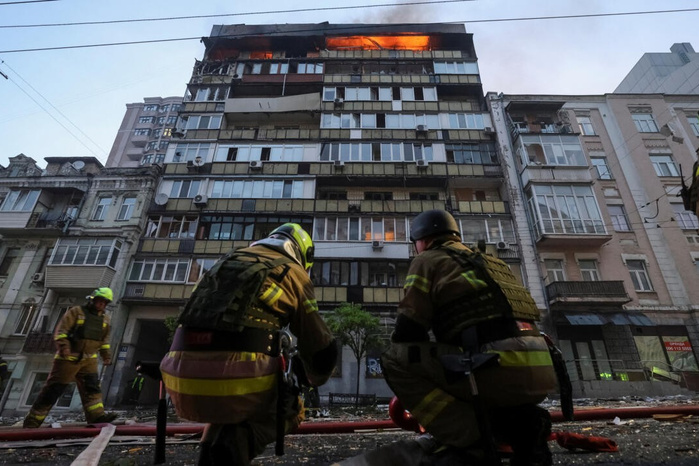 Ukraine: nouvelles frappes nocturnes russes, au moins un mort à Kiev Ukraine: nouvelles frappes nocturnes russes, au moins un mort à Kiev