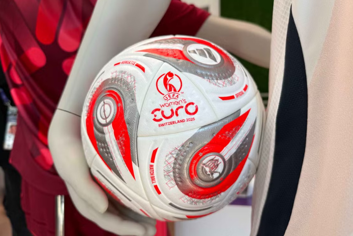 Euro (f)2025 : Le ballon de la phase finale présenté aux médias Euro (f)2025 : Le ballon de la phase finale présenté aux médias
