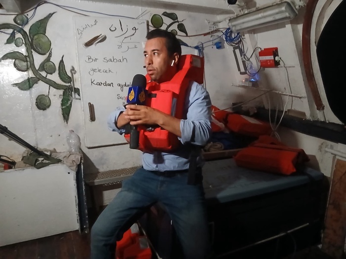Le journaliste marocain de la chaîne Al Jazeera, Mohamed El Bakkali à bord du navire "Handala".