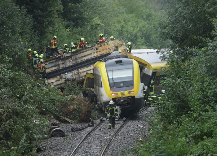 Trois morts dans le déraillement d'un train en Allemagne Trois morts dans le déraillement d'un train en Allemagne