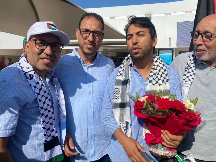 Le journaliste marocain de la chaîne qatarie Al Jazeera, Mohamed Bakkali, arrive à Casablanca après sa libération par Israël. Le journaliste marocain de la chaîne qatarie Al Jazeera, Mohamed Bakkali, arrive à Casablanca après sa libération par Israël.