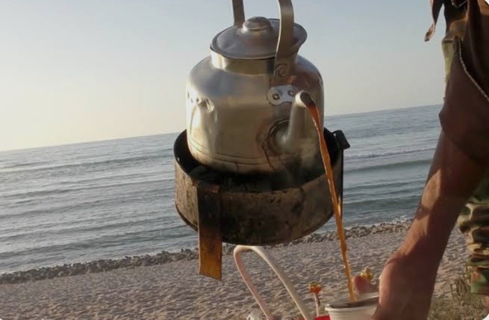 Dans un geste rare de probité, un vendeur ambulant restitue un portefeuille contenant 56 000 dirhams sur une plage d’El Jadida Dans un geste rare de probité, un vendeur ambulant restitue un portefeuille contenant 56 000 dirhams sur une plage d’El Jadida