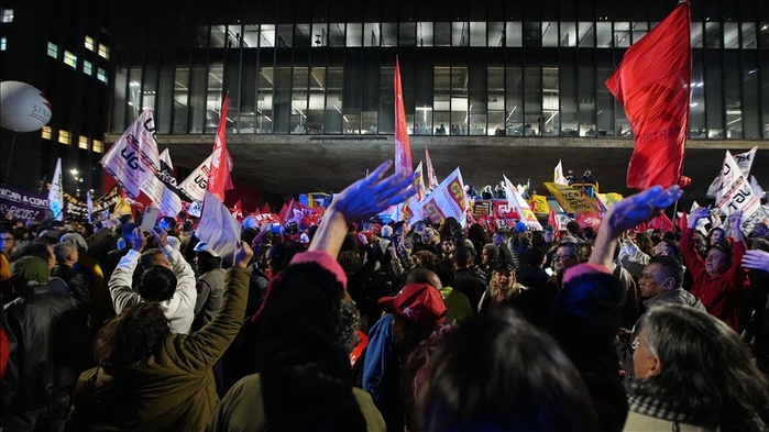 Protestations brésiliennes contre la hausse des tarifs douaniers US Protestations brésiliennes contre la hausse des tarifs douaniers US