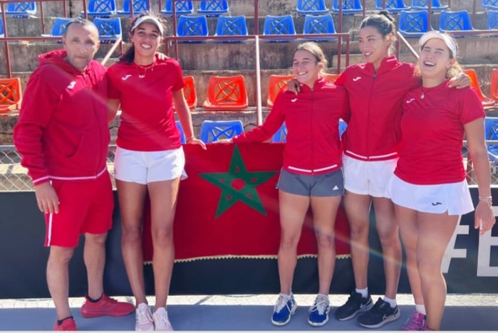 La joie du groupe après la nette victoire sur le pays hôte.