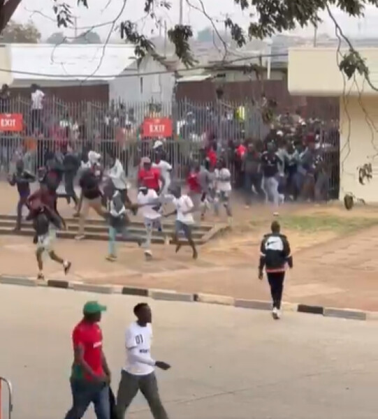 CHAN 2024 : Les supporters kenyans forcent l’entrée au stade pour la 3e fois CHAN 2024 : Les supporters kenyans forcent l’entrée au stade pour la 3e fois