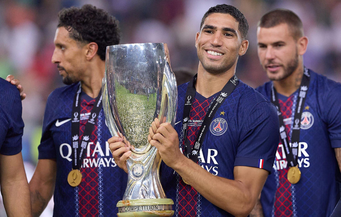 Achraf Hakimi soulève le trophée de la Supercoupe d’Europe. Achraf Hakimi soulève le trophée de la Supercoupe d’Europe.