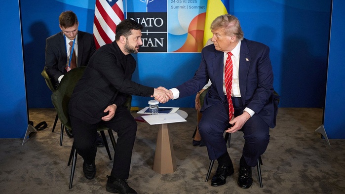 Le président américain Trump et le président ukrainien Zelenskiy se rencontrent en marge du sommet de l'OTAN à La Haye, en juin dernier. Photo: Service de presse présidentiel ukrainien/Communiqué via Reuters
