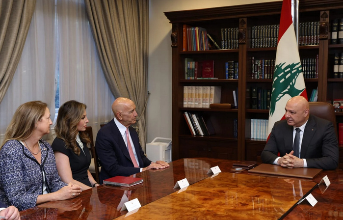 Entretien entre le chef d’Etat Joseph Aoun et l’envoyé US Thomas Barrack et son adjoint Morgan Ortagus au palais présidentiel de Baabda.
