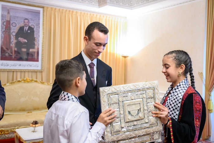 SAR le Prince Héritier Moulay El Hassan reçoit les membres des colonies de vacances de l’Agence Bayt Mal Al-Qods SAR le Prince Héritier Moulay El Hassan reçoit les membres des colonies de vacances de l’Agence Bayt Mal Al-Qods