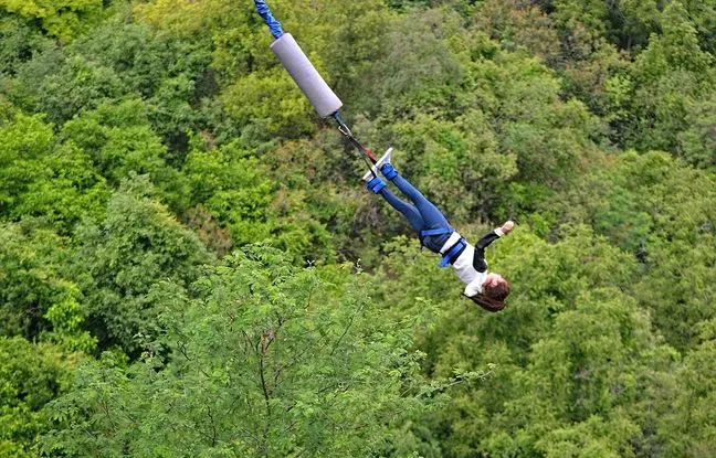 Elle meurt en voulant prendre un selfie après un saut à l’élastique Elle meurt en voulant prendre un selfie après un saut à l’élastique