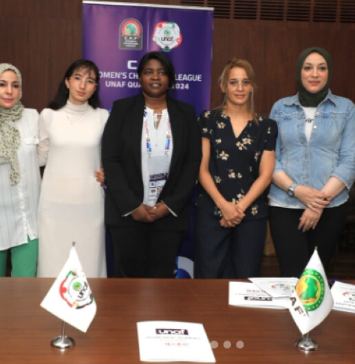 Mme Khadija Illa au centre Mme Khadija Illa au centre