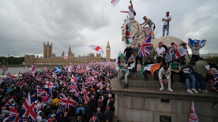 Londres : Des milliers de Britanniques manifestent pour « la liberté d’expression » Londres : Des milliers de Britanniques manifestent pour « la liberté d’expression »