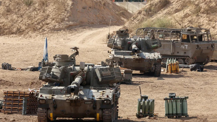 Des unités d'artillerie mobiles israéliennes déployées près de la barrière de séparation avec l’enclave palestinienne assiégée, le 17 septembre 2025.