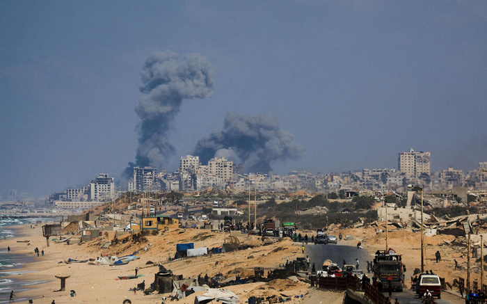 De la fumée après des frappes israéliennes sur Gaza-ville, le 28 septembre 2025. REUTERS/Dawoud Abu Alkas