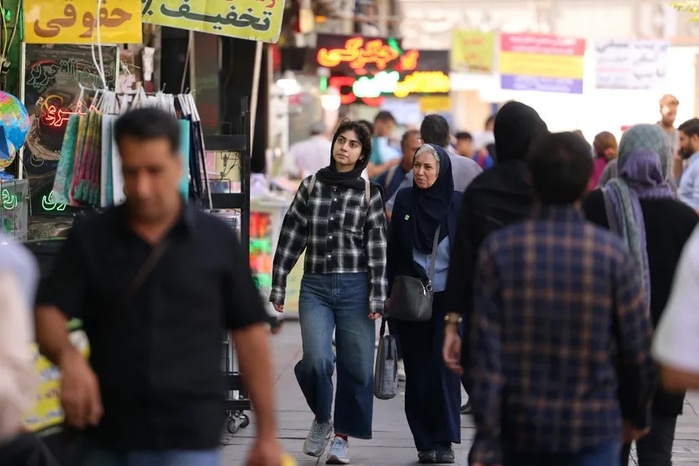 Des passants dans une rue animée de Téhéran, le 28 septembre 2025 en Iran  ATTA KENARE / AFP