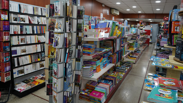 Collèges pionniers: Des manuels scolaires basiques dans une approche expérimentale Collèges pionniers: Des manuels scolaires basiques dans une approche expérimentale