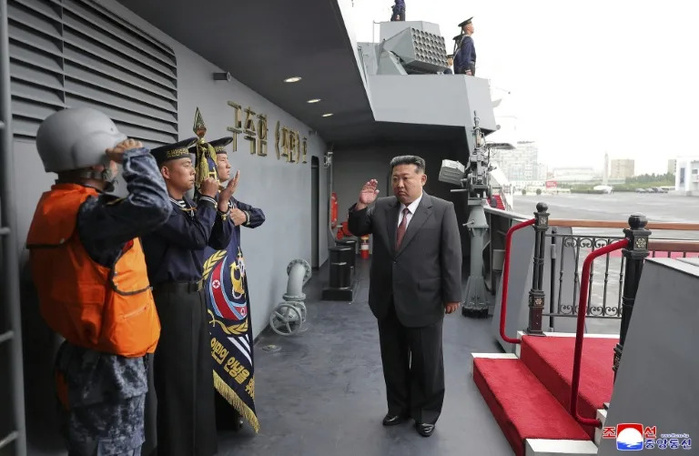 Corée du Nord : Kim Jong inspecte un nouveau destroyer de 5.000 tonnes Corée du Nord : Kim Jong inspecte un nouveau destroyer de 5.000 tonnes