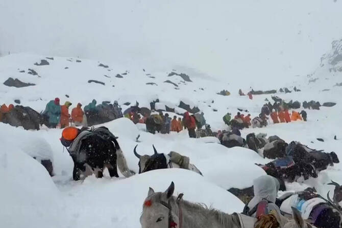Un randonneur mort de froid, des centaines évacués sur l’Everest