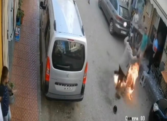Al Hoceima: Un individu asperge une personne avec un liquide inflammable et lui met le feu sur la voie publique Al Hoceima: Un individu asperge une personne avec un liquide inflammable et lui met le feu sur la voie publique