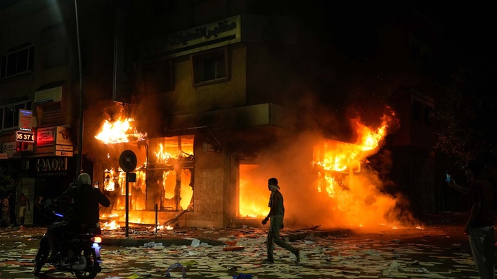 Des biens publics et privés ont subi d’importantes dégradations suite aux manifestations de la GenZ212. Des biens publics et privés ont subi d’importantes dégradations suite aux manifestations de la GenZ212.