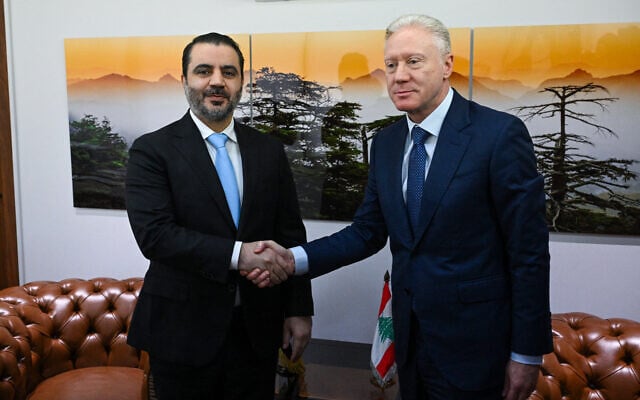 Le ministre libanais des Affaires étrangères, Youssef Rajji, à droite, serre la main de son homologue syrien, Assaad al-Shaibani, avant une réunion. Le ministre libanais des Affaires étrangères, Youssef Rajji, à droite, serre la main de son homologue syrien, Assaad al-Shaibani, avant une réunion.