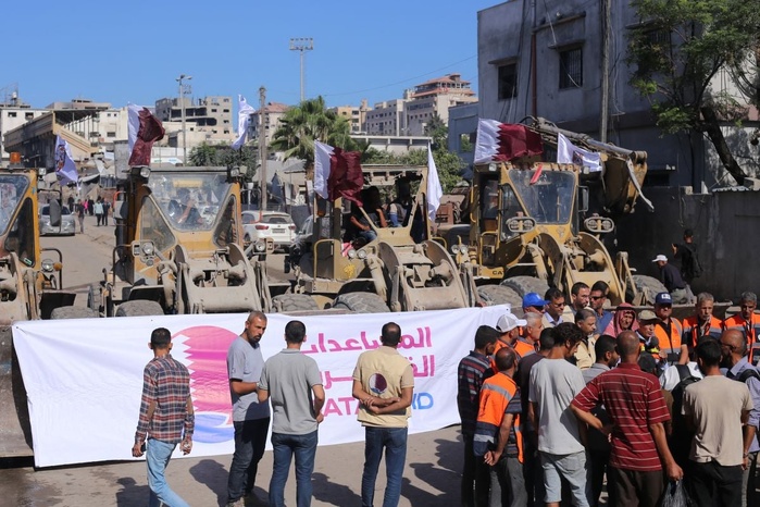 Des Palestiniens se rassemblent alors que le personnel de la municipalité de Gaza se prépare à déployer des bulldozers pour dégager les décombres de la ville de Gaza. Des Palestiniens se rassemblent alors que le personnel de la municipalité de Gaza se prépare à déployer des bulldozers pour dégager les décombres de la ville de Gaza.