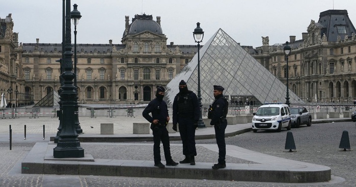 Musée du Louvre reste fermé près le cambriolage rocambolesque ayant visé des bijoux inestimables Musée du Louvre reste fermé près le cambriolage rocambolesque ayant visé des bijoux inestimables