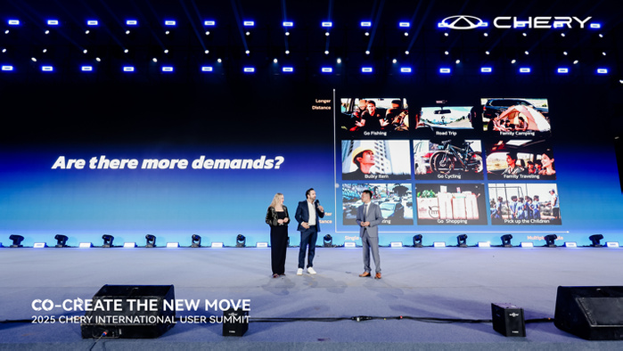 Les représentants des utilisateurs ont partagé leur histoire sur scène. Les représentants des utilisateurs ont partagé leur histoire sur scène.