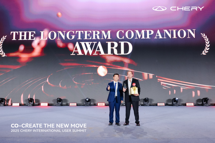 Le PDG de Chery Brand et vice-président exécutif de Chery International, M. Zhu Shaodong, a remis les prix aux utilisateurs. Le PDG de Chery Brand et vice-président exécutif de Chery International, M. Zhu Shaodong, a remis les prix aux utilisateurs.