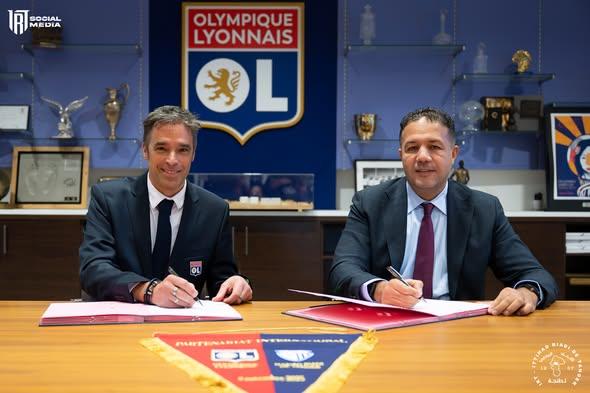 Les deux présidents de Lyon et de l'IRT signent le partenariat.