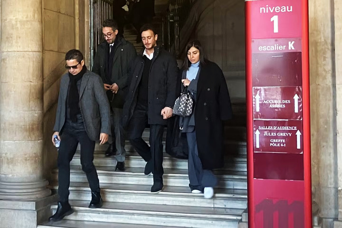 Saad Lamjarred, deuxième à droite, quitte le Palais de justice à Paris, le 20 février 2023. Crédit : SYLVIE CORBET.
