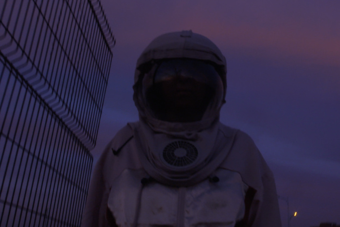 Avec « Don’t Let the Sun Go Up on Me », Asmae El Moudir explore l’ombre et la résilience Avec « Don’t Let the Sun Go Up on Me », Asmae El Moudir explore l’ombre et la résilience