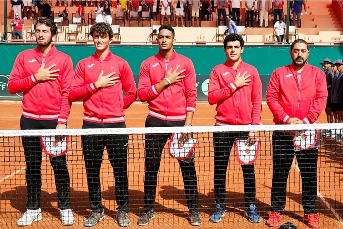 À gauche,  Elliot Benchetrit avec l'équipe nationale de Coupe Davis