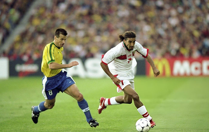 16 juin 1998 — Moustapha Hadji face au capitaine brésilien Dunga lors du match Maroc–Brésil à la Beaujoire (3-0). / Crédit Photo : Shaun Botterill.