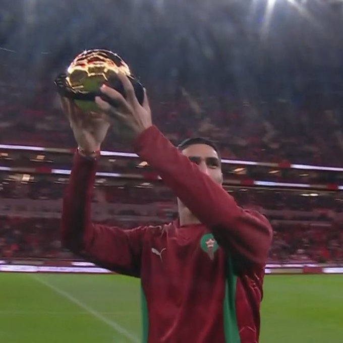 CAN 2025 : Achraf Hakimi célèbre son Ballon d’Or avec le public