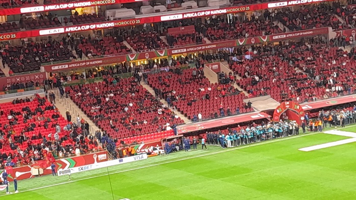 La tribune VIP était partiellement vide, cela étant certainement dû au marché noir.