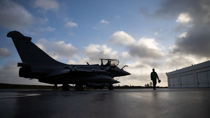 La France et le Royaume uni mènent des frappes contre l'EI en Syrie La France et le Royaume uni mènent des frappes contre l'EI en Syrie