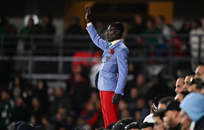 Reportage : La statue vivante de Lumumba devenue icône des tribunes congolaises