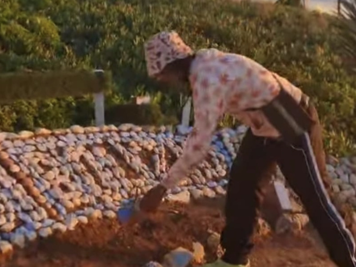 ​El Jadida – Sidi Bouzid: Un jeune homme à mobilité réduite transforme une plage en œuvre d'art éphémère