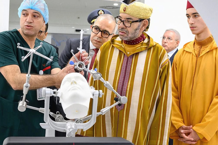 Un robot chirurgical Da Vinci a été présenté à SM le roi Mohammed VI, le 3 novembre. Un robot chirurgical Da Vinci a été présenté à SM le roi Mohammed VI, le 3 novembre.