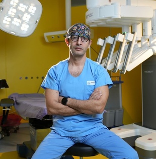 Onco-urologue, spécialiste de la chirurgie robotique et président de la « Moroccan Society of Robotic Surgery (MSRS) », Dr Adil Ouzzane a répondu à nos questions.