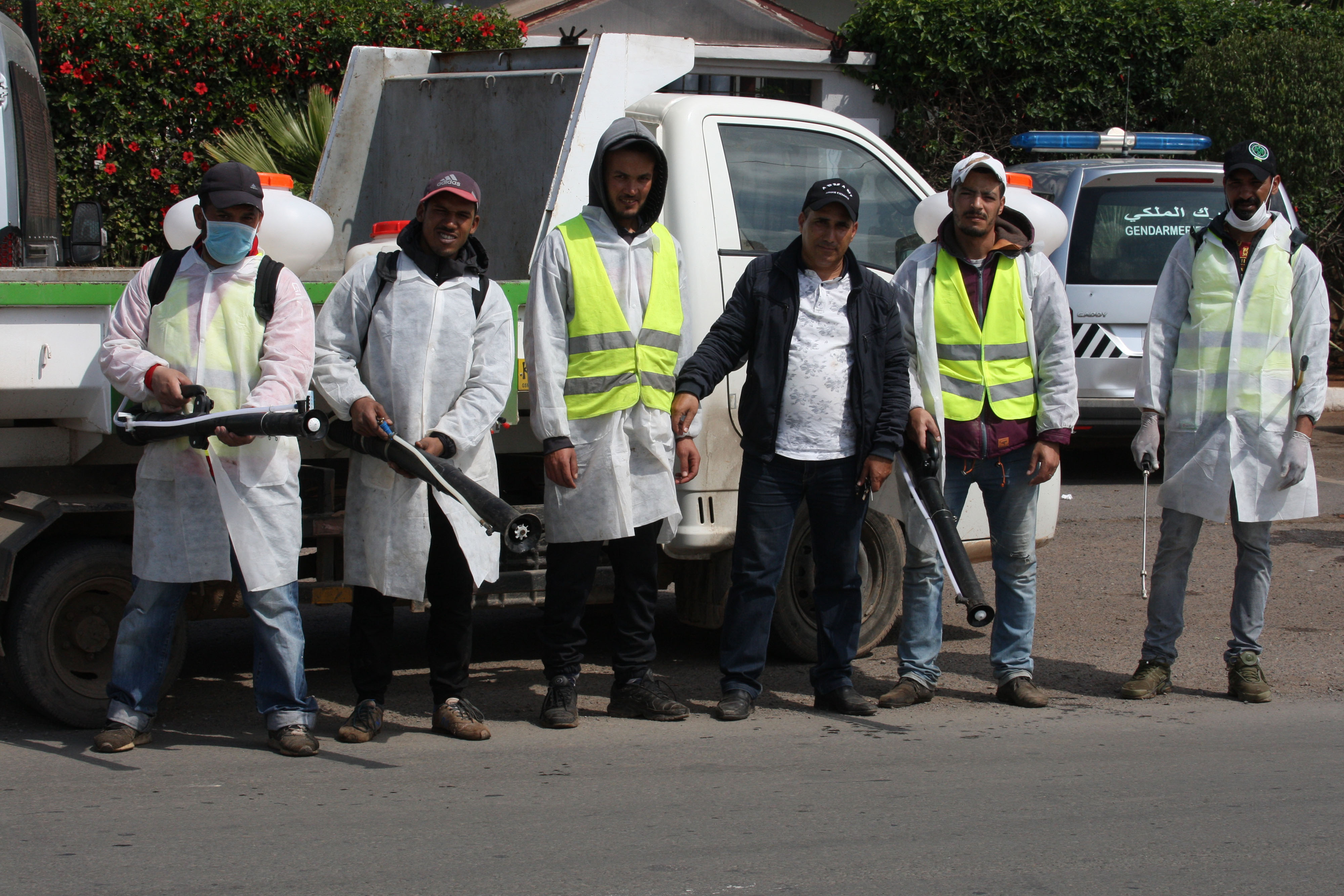 Les agents de voirie, nombreux et chargés de la désinfection des lieux, ont remplacé les mendiants (photo Kamal)