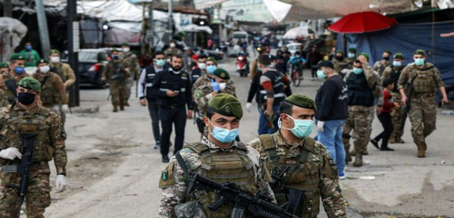 Des soldats libanais portant des masques patrouillent dans le quartier de Sabra près de Beyrouth, où vivent de nombreux réfugiés palestiniens