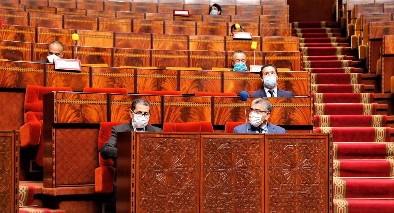 Un chef du gouvernement masqué, mais disert, sauf sur le sujet épineux des marocains bloqués à l'étranger
